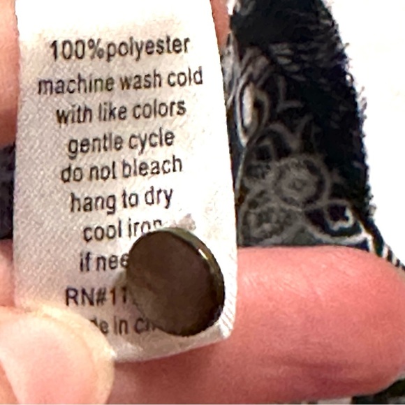 DE Collection Navy White Geo Print Popover Top Women’s S Small - Picture 9 of 9